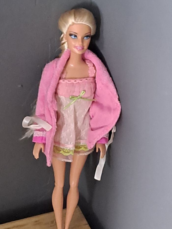 Barbie en nuisette et peignoir - photo numéro 2