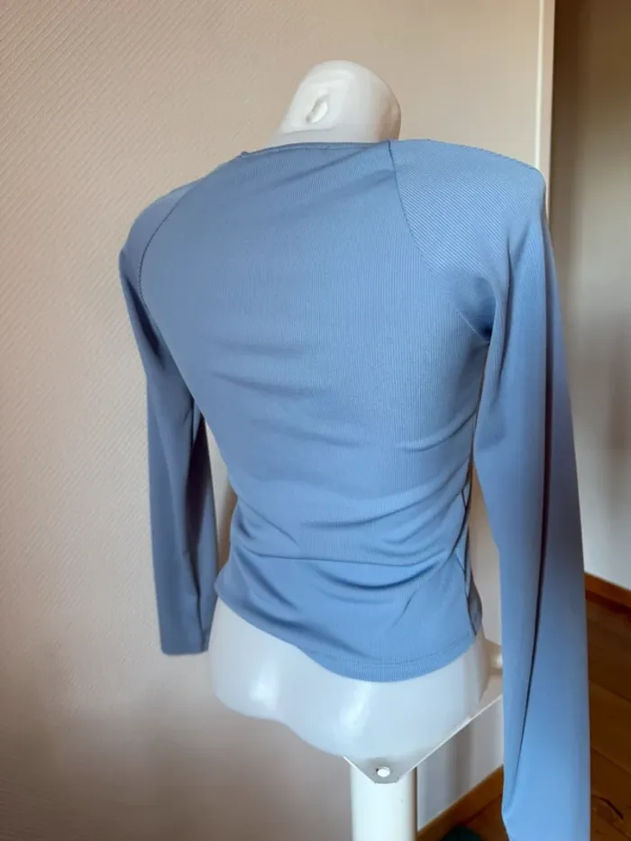 T- shirt manche longue bleu / gris en très bon état taille M stradivarius - photo numéro 4
