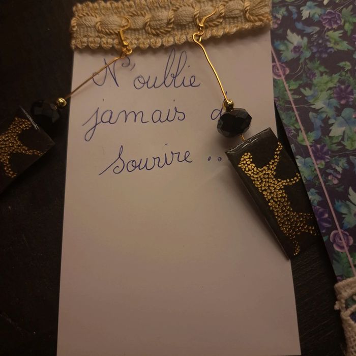 Boucles d'oreilles pendante en résine noir doré - photo numéro 5