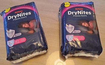 Lot de 2 paquets de couches Huggies Dry Nites pyjama pant taille 4-7