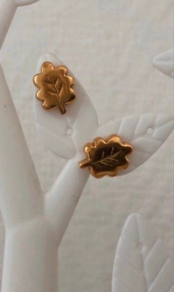 Paire de boucles d’oreilles plaqué or feuille de chêne début années 2002 Ines de la Fressange