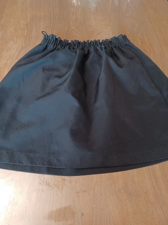 Jupe noire - photo numéro 3