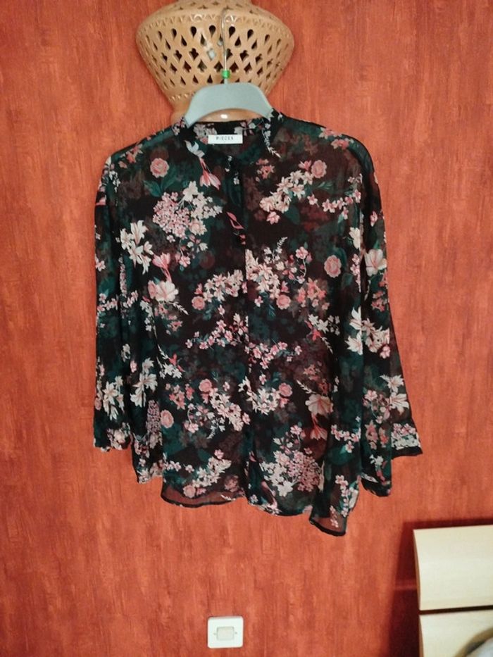 Chemisier fleuri en transparence