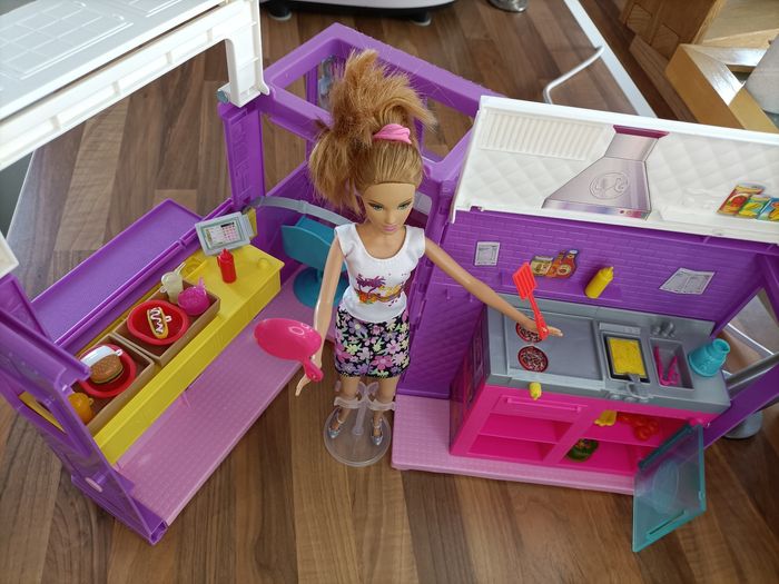 Camion foodtruck avec 1 barbie et alimentation - photo numéro 4