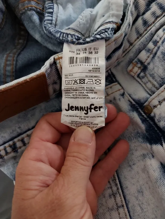 Jeans troué - photo numéro 5