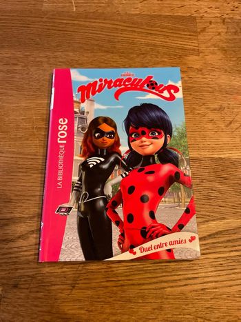 Livre La bibliothèque Rose Miraculous Duel entre amies Numéro 6