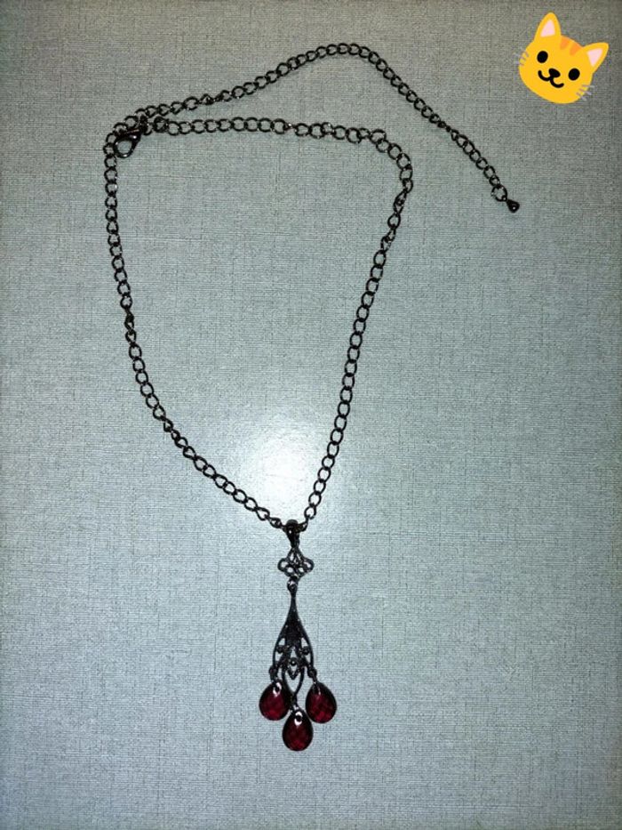 Collier noir 3 pierres rouge