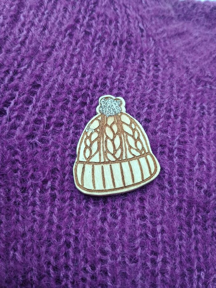 Pin's en bois bonnet d'hiver