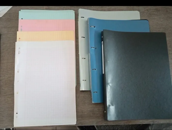 Lots de 3 classeurs et des feuilles de simple couleur