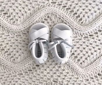 chaussures en cuir blanches avec franges neuves 6/12 mois