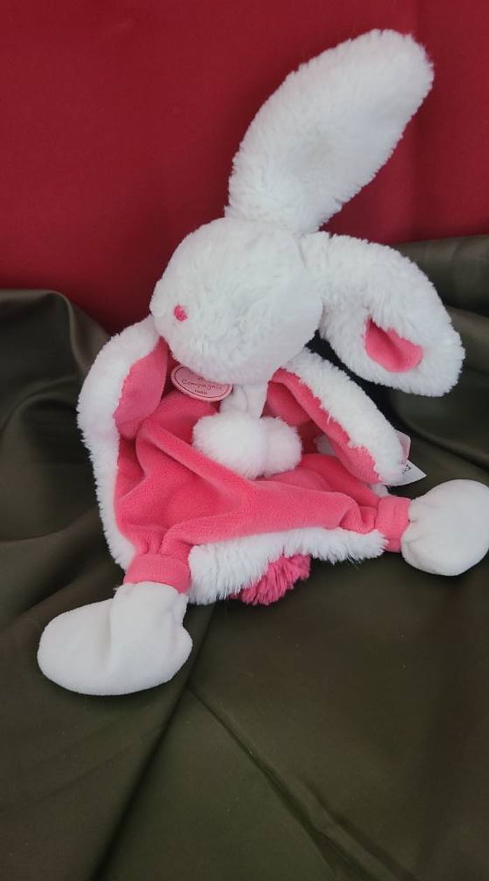 Doudou plat lapin DOUDOU ET COMPAGNIE Pompon fraise rose et blanc - photo numéro 3