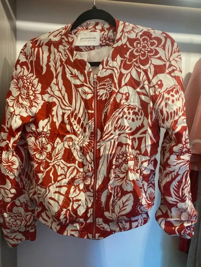 Veste rouge et beige