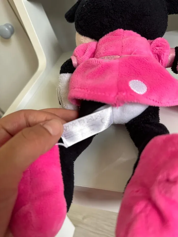 🧸 peluche Disney Minnie - rose et noir - très bon état - laver et désinfecter - photo numéro 6