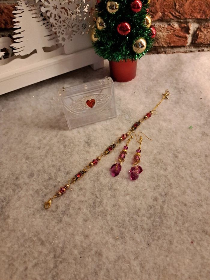 Bracelet rouge et doré avec boucles d'oreilles cœurs en verre rose