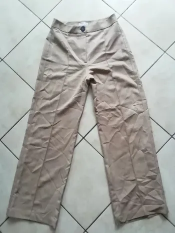 Pantalon à jambes larges Bershka Taille 38.