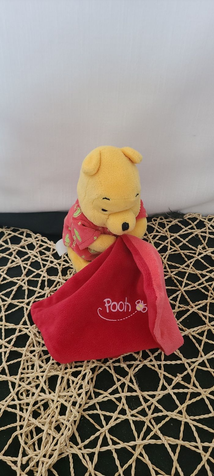 Disney doudou Winnie Pooh rouge jaune abeille lune étoile mouchoir luminescent