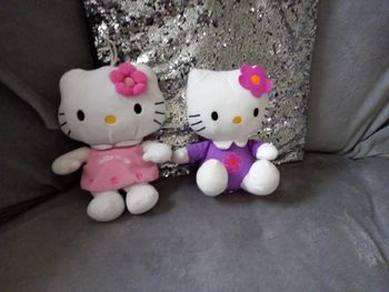 Lot de 2 doudous Hello Kitty