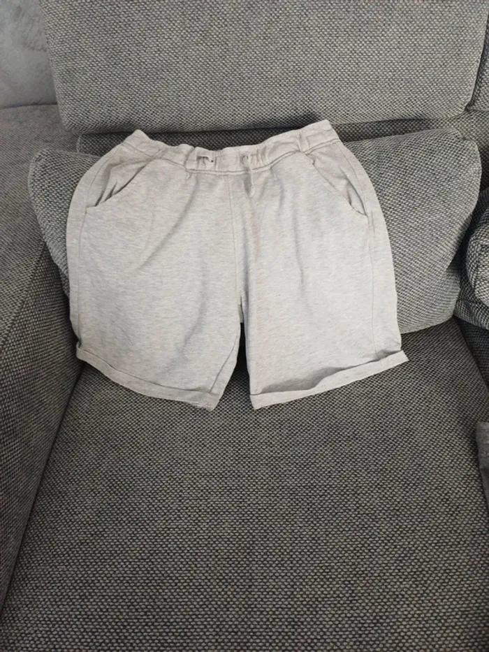 Short garçon taille 13/14 ans