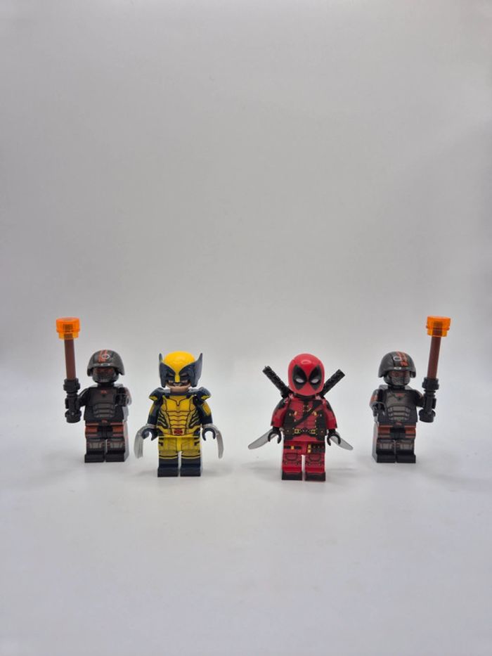 Figurines type lego Deadpool et Wolverine + 2 agents TVA Marvel