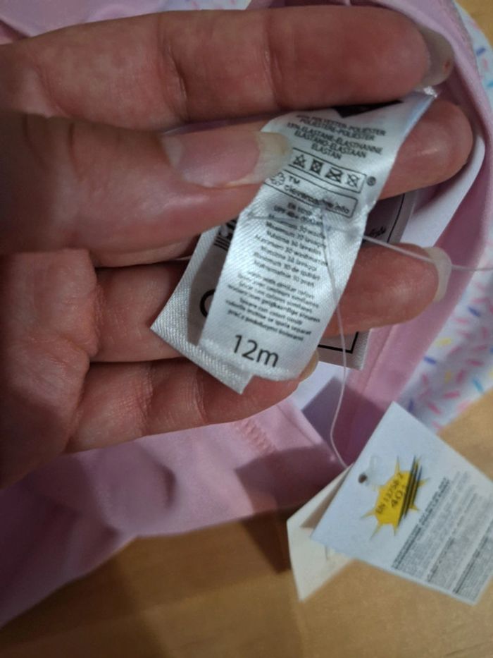 Maillot de bain (T-shirt + chapeau upf50+) pour fille taille 12mois marque tex neuf avec étiquette - photo numéro 7