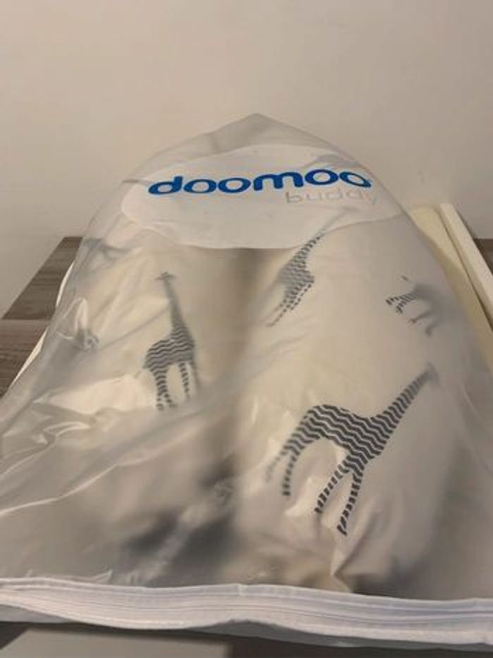 Coussin d’allaitement motif girafe DOOMOO en bon état - photo numéro 2