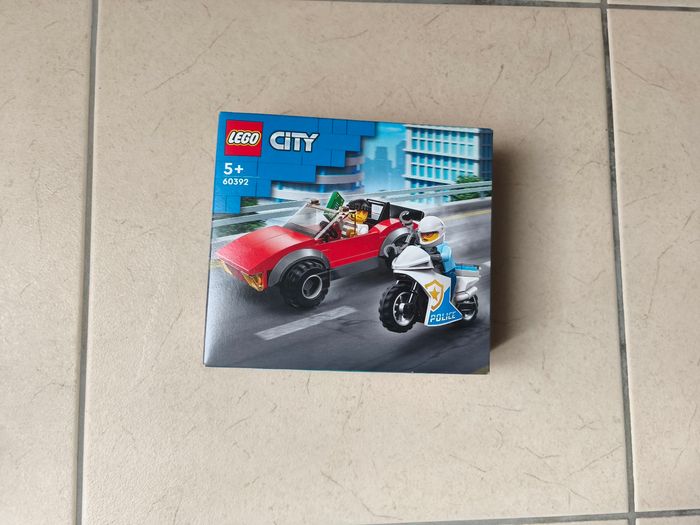 LEGO City 60392 :La course-poursuite de la moto de police