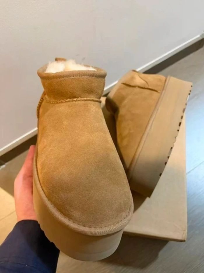 Bottes de neige UGG à talons hauts, pointure 39 - photo numéro 3