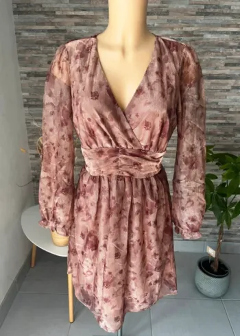 Superbe robe rose poudrée courte