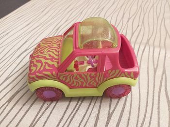 Voiture rose et verte figurine