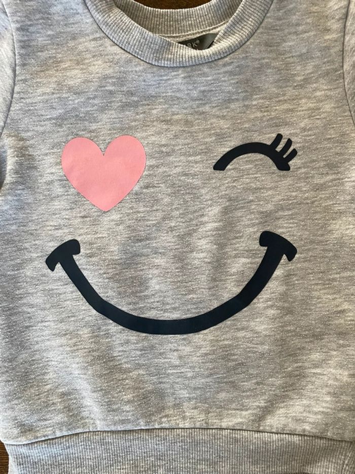 Sweat gris avec smiley - photo numéro 2