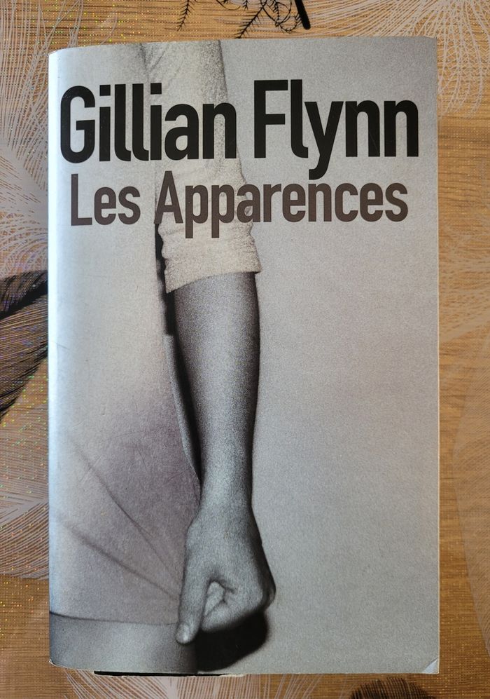 Les Apparences Gillian Flynn - photo numéro 1