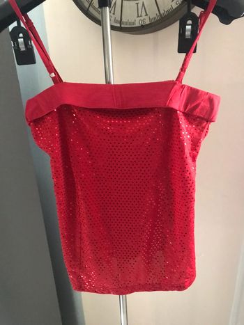 Débardeur rouge avec paillettes