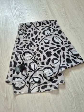 Foulard beige et noir un jour ailleurs