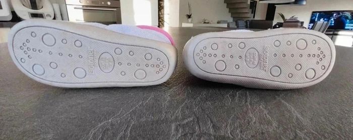 4 € Chaussons fille Isotoner taille 23 - photo numéro 4