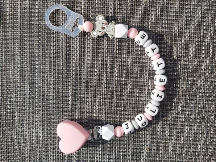 Attache tetine confection