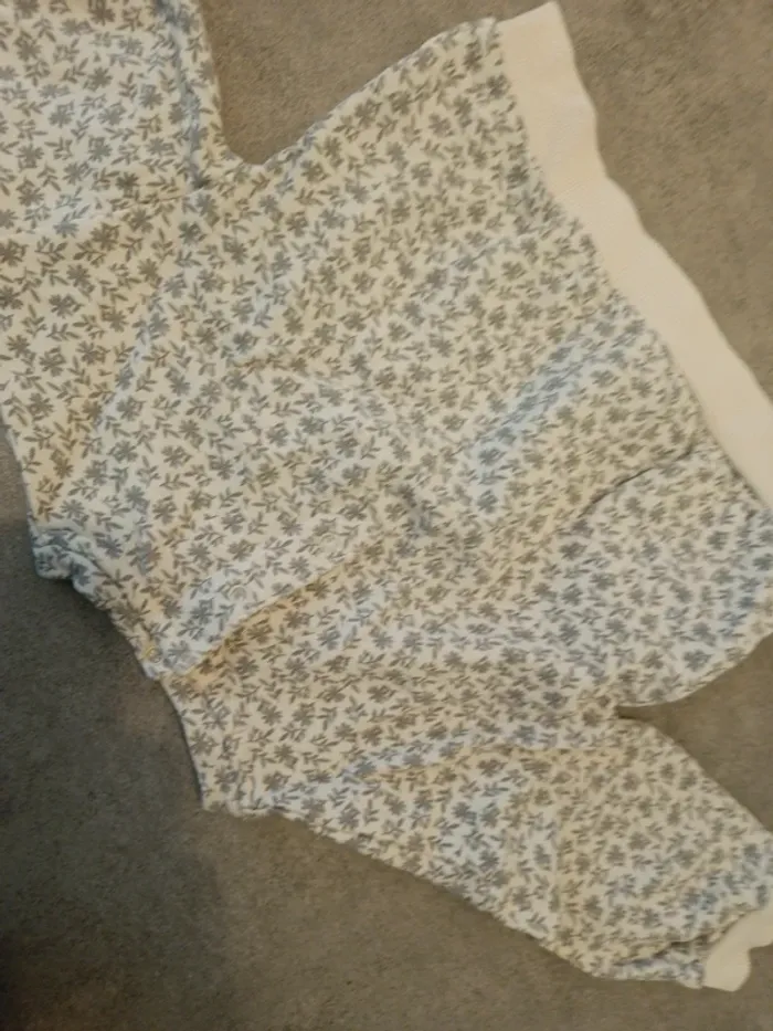Pull Kiabi 12 mois fleurs feuillages gris - photo numéro 4