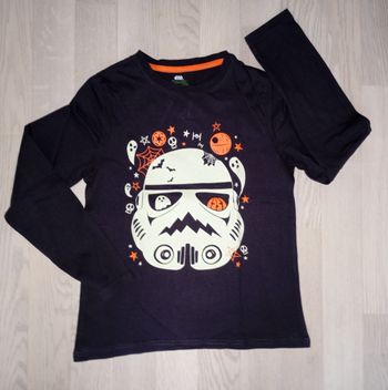 Tee-shirt gris anthracite foncé motif phosphorescent Star Wars 
T. 10 ans 
NEUF