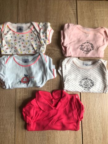 Lot 5 bodies Petit Bateau 6 mois