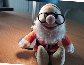 Peluche Doc des 7 nains de Blanche-Neige. Hauteur 20 cm