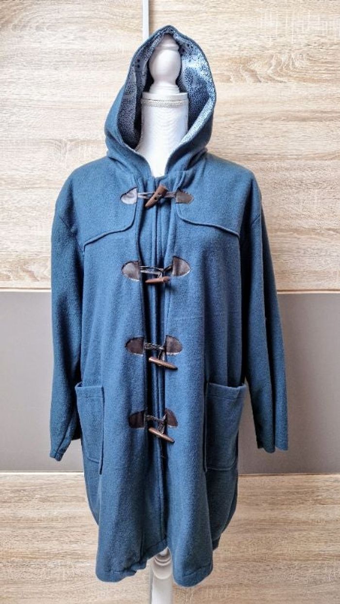 Veste polaire avec capuche.