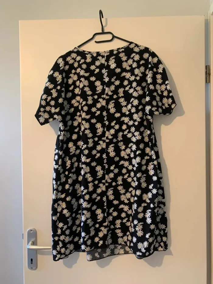 Robe noire et blanche - photo numéro 2