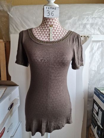 Tee-shirt, chocolat, en viscose &elasthanne, petite déco sur col & manches , en très très bon état,