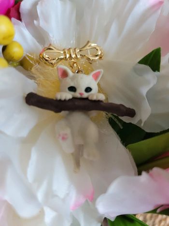 Broche chat blanc sur sa branche