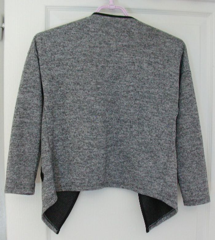 Veste grise et noire 10 ans - photo numéro 2