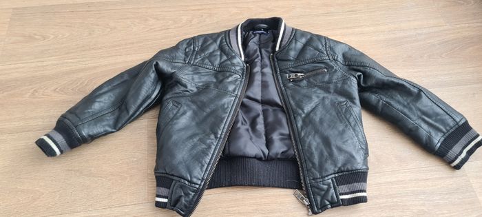 Superbe blouson noir taille 4 ans