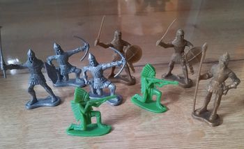 Lot de chevaliers et indiens en plastique