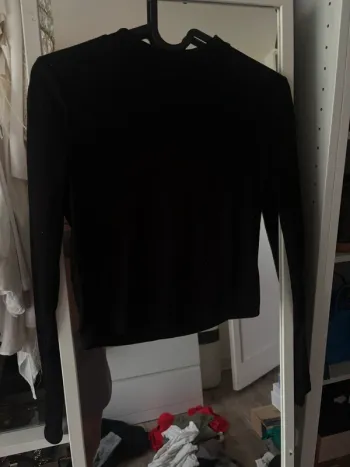 T-shirt noir col montant