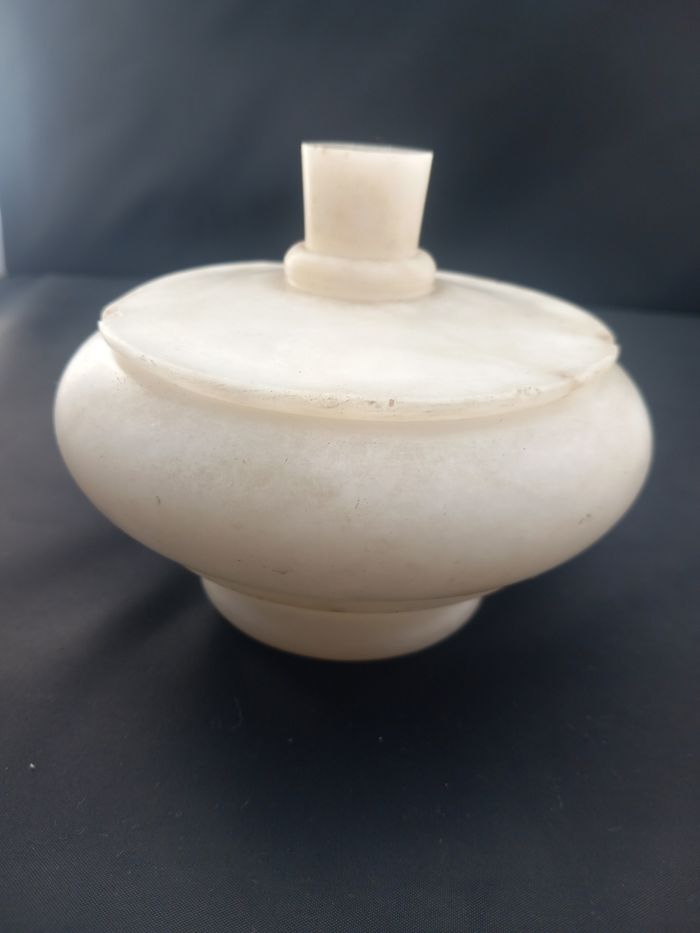 Pot avec couvercle en albatre - photo numéro 4