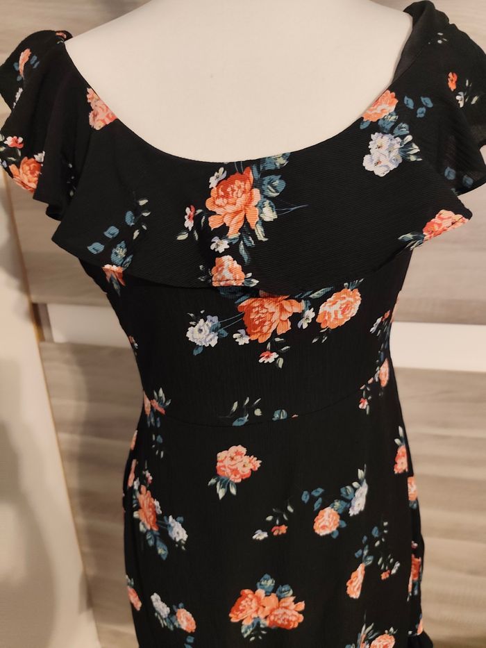 Robe femme noire fleurie – Taille 38 – Très bon état - photo numéro 2