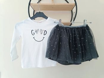 4 ans ensemble teeshirt et jupe ( enseignes diverses)